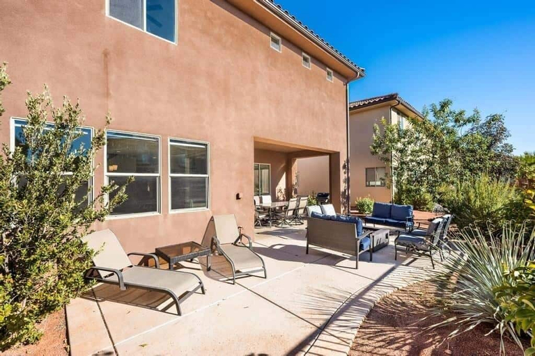 Exterior & Views 2, Desert Solitaire #101 6 Bedroom Townhouse, Washington