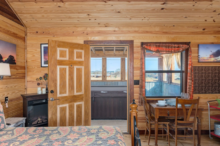Room 3, Hollmig Sunset View 1 Bedroom Cabin by RedAwning, Gillespie