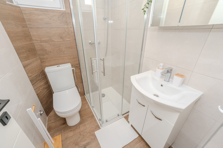 Bathroom 3, Apartments Plantosar, Vir