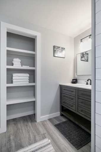 Room 3, Altes Eckert Stolz 3 Bedroom Home by RedAwning, Gillespie