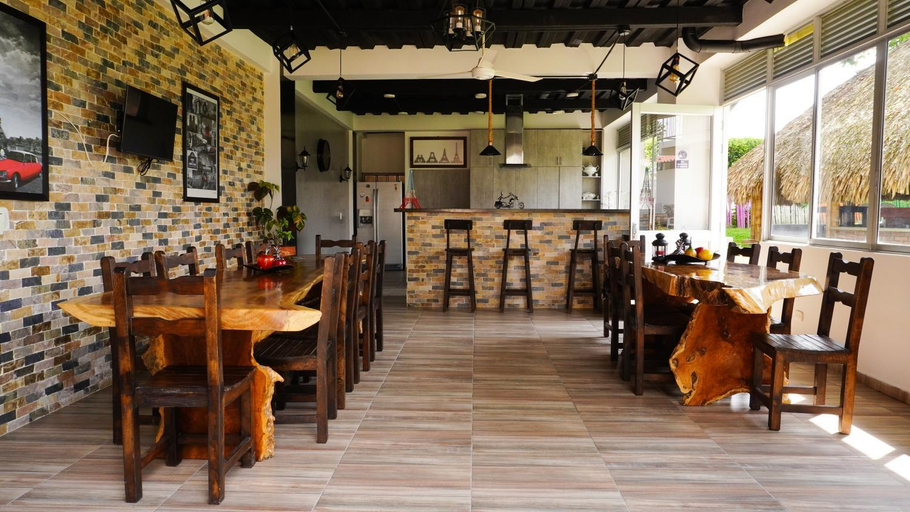 Food & Drinks 4, Hostal De Paris, Montenegro