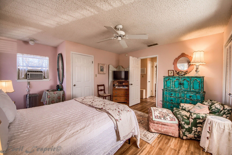 Room 3, Binky's Nest 1 Bedroom Home by RedAwning, Gillespie