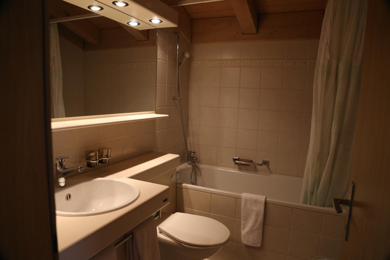 Bathroom 2, Hotel Alte Post, Interlaken