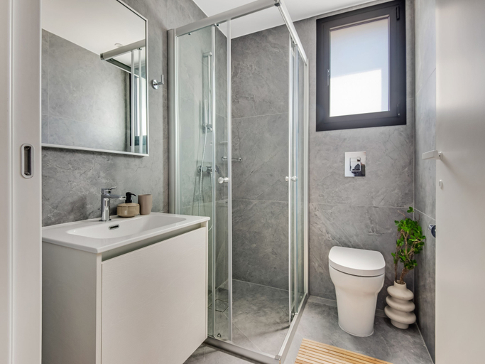 Bathroom 3, Sanders Crystal 2 - Lovely 2-bdr Apt With Shared Rooftop