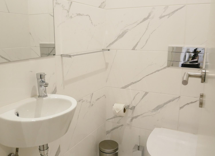 Bathroom 2, OPO Bolhao Flats by Destiny Houses, Porto