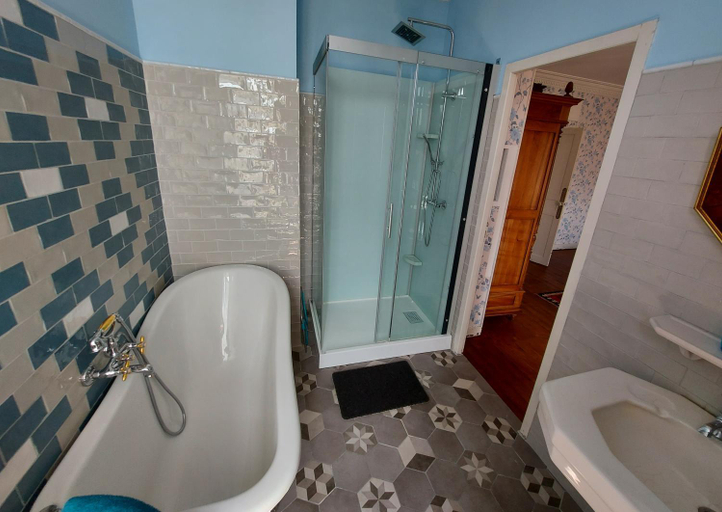 Bathroom 2, Chateau Gunes (Guges), Gironde