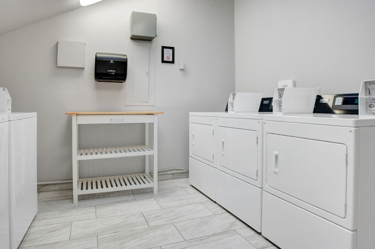 Laundry room 2, Snow Flower 140 2 Bedroom Condo by RedAwning, Summit