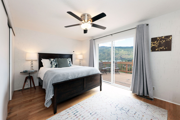 Room 5, Point Lyle 3 Bedroom Home by RedAwning, Klickitat