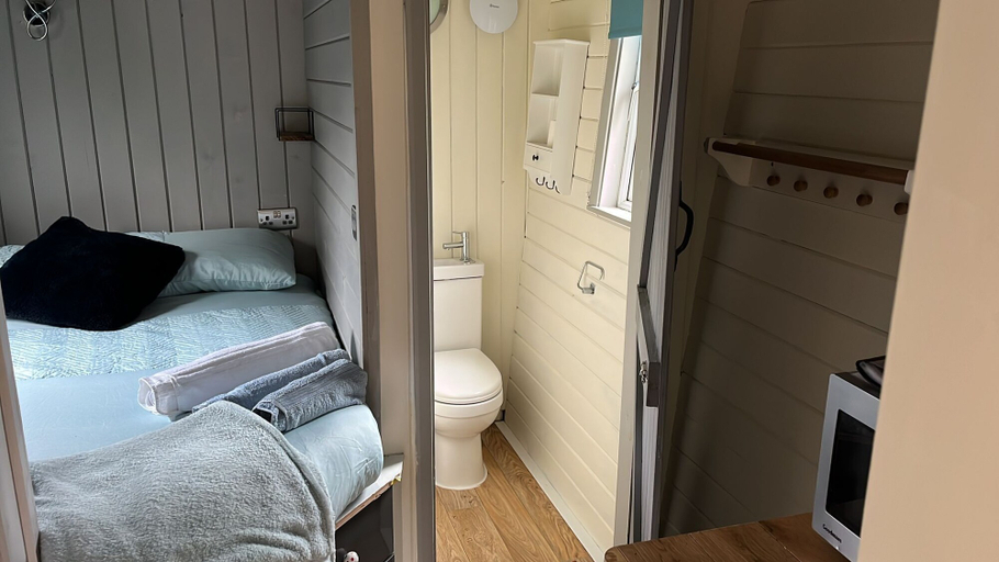 Others 4, Cabin - Sleeps 2 hot tub & Parking, Powys