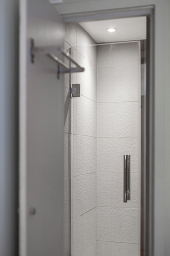 Bathroom 5, The Oval Studios, London