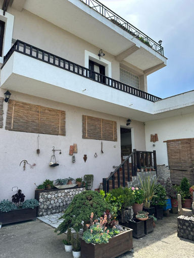Others 2, bed & breakfast Local Living Edi, Beratit