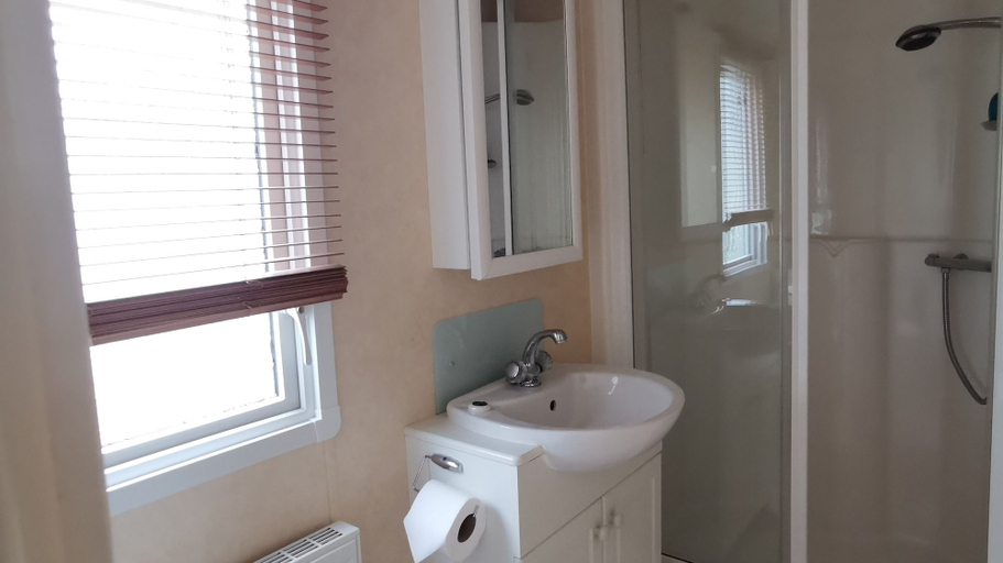 Bathroom, Sea and Mountain View Sunbeach Holiday Snowdonia, Gwynedd