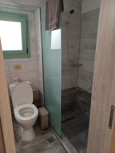 Bathroom 3, Lolos' house, South Aegean