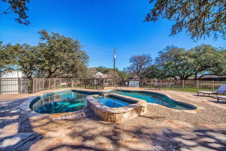 Pool 3, Keep Me In Mind Ot 250km 4 Bedroom Home by RedAwning, Comal