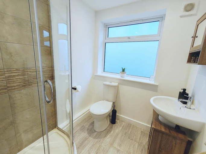 Bathroom 4, Stunning Modern Christchurch Town Centre Apartment, Dorset