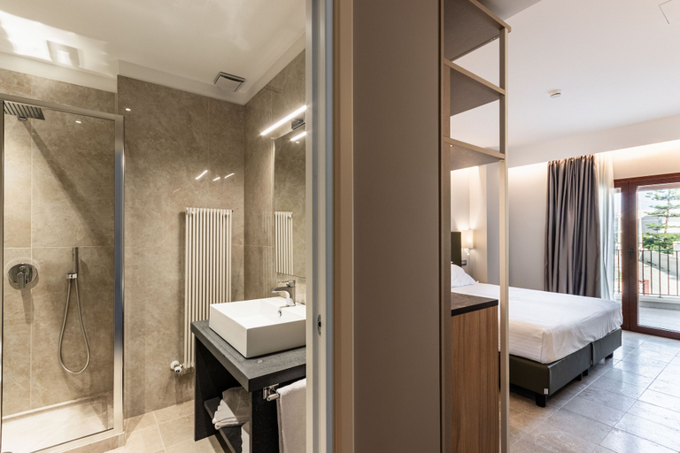 Bathroom 5, Hotel Netum Mare, Syracuse