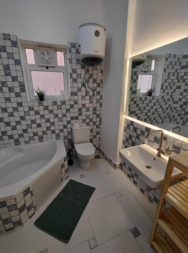 Others 4, Dokki I Madina Apt I 2min to Nile, Ad-Duqi