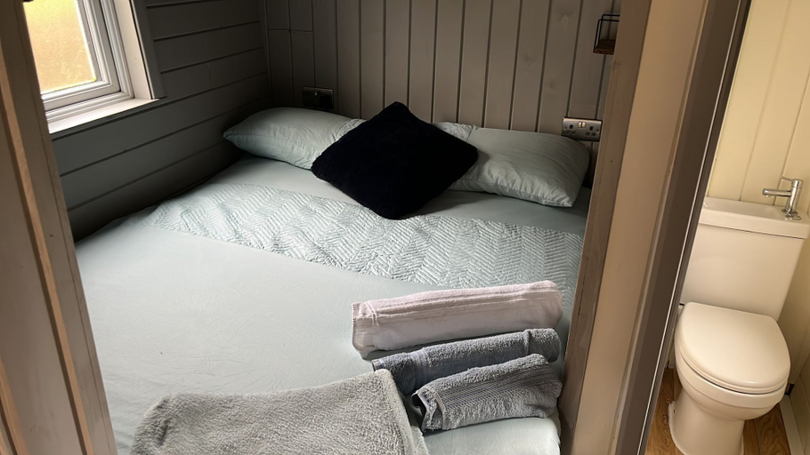 Bedroom, Cabin - Sleeps 2 hot tub & Parking, Powys