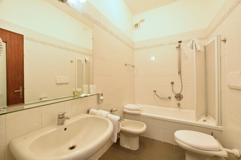 Bedroom 5, Hotel Diano Marina Mhotelsgroup, Imperia