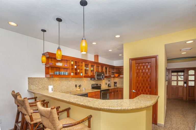 Food & Drinks, Lawson Rock - Yellowfish 211 2 Bedroom Condo by RedAwning, Roatán