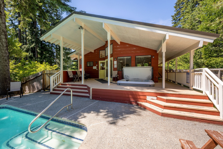 Pool 3, Maple Leaf Lodge 3 Bedroom Home by NW Comfy Cabins by RedAwning, Chelan