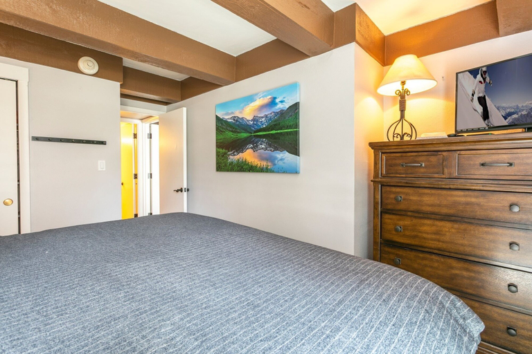Room 3, 009 Vail International 2 Bedroom Condo by RedAwning, Eagle