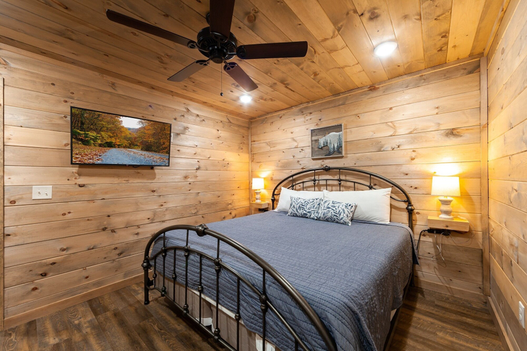 Bedroom 2, Brand New Freedom Cabin with Large Deck by RedAwning, Sevier