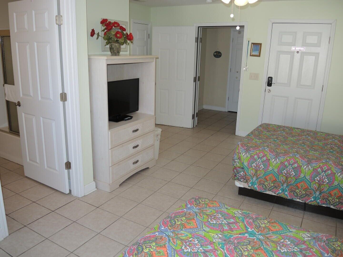 Room 3, Studio Villa 2607L Located near the Pool and Golf Course by RedAwning, Brunswick