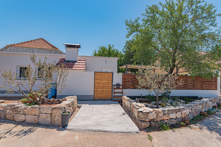 Others 5, Lux House Versys With Jacuzzi, Drniš