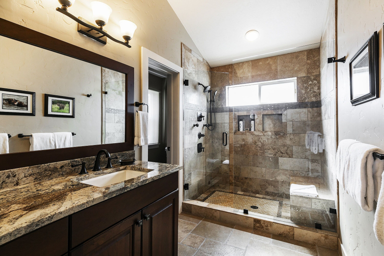 Bathroom 2, Woodside Haus 3 Bedroom Home by RedAwning, Summit