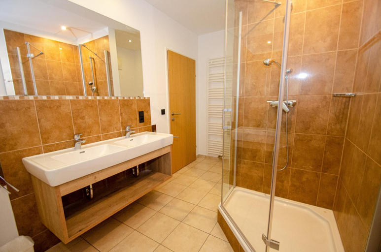 Room 4, Post Residence Apartments 7B 150m From ski Lift, Zell am See