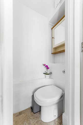 Bathroom 2, The Oval Studios, London