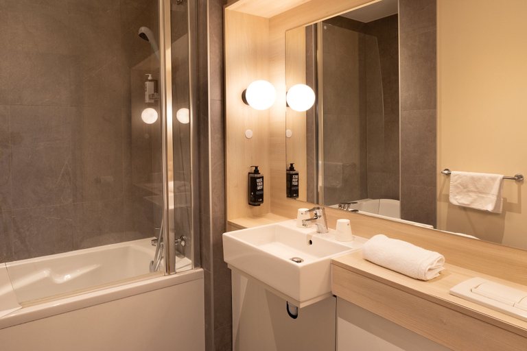 Bathroom 5, Ibis Douai Dechy, Nord