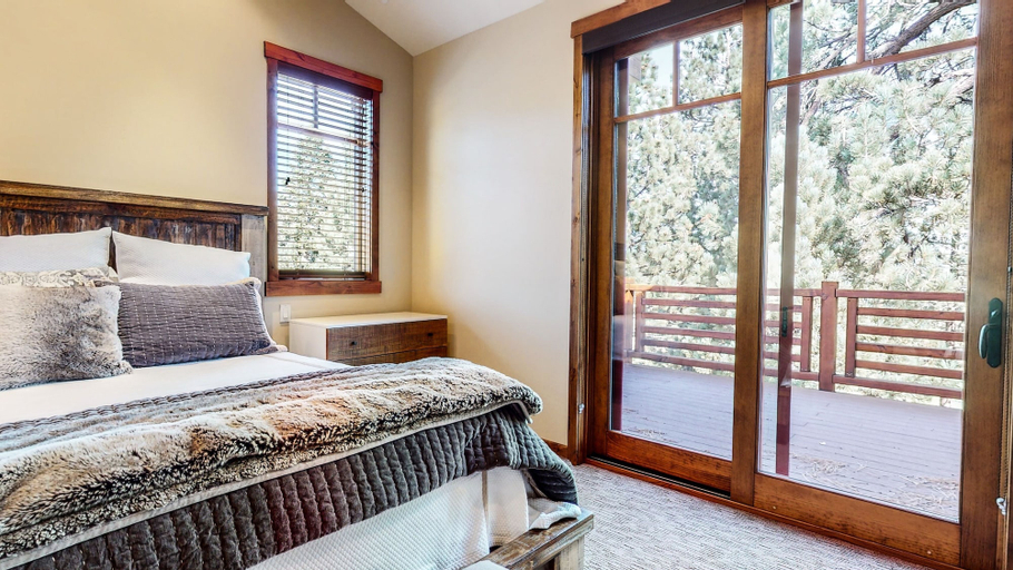 Room 5, Graystone #2024 4 Bedroom Home by RedAwning, Mono
