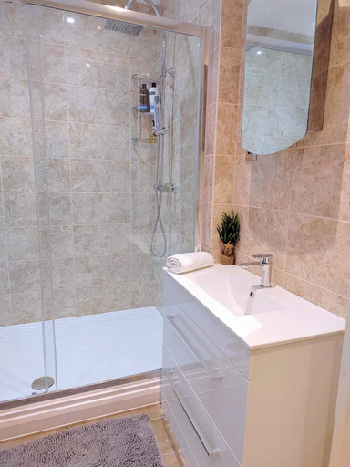 Bathroom 2, The Ayres House 2-bed Apartment in Cambridge, Cambridgeshire