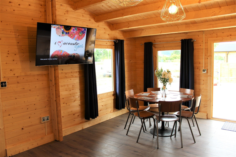 Others 4, Stunning 5-bed Cabin in Ashton Under Hill, Worcestershire