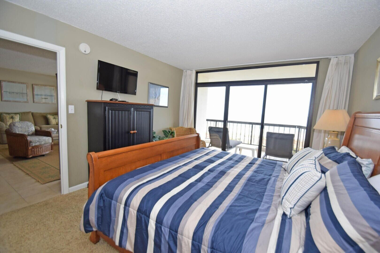 Room 5, Irene 506 2 Bedroom Condo by RedAwning, Worcester