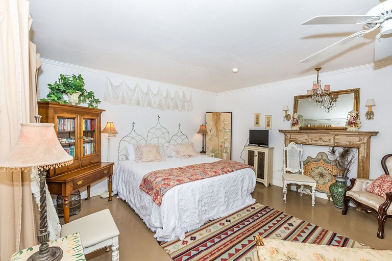 Room 2, Binky's Summer Afternoon Studio Bedroom Cottage by RedAwning, Gillespie