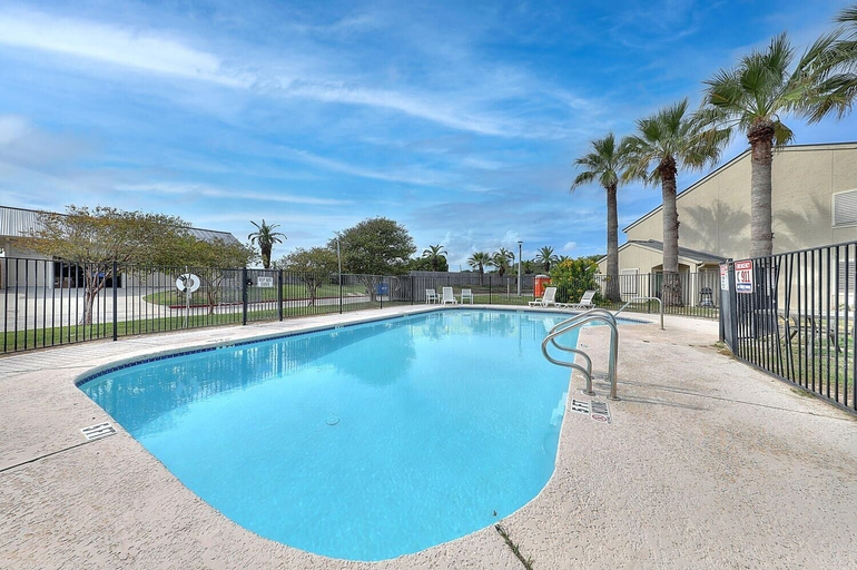 Pool 5, Dock Holiday 2 Bedroom Condo by Redawning, Aransas