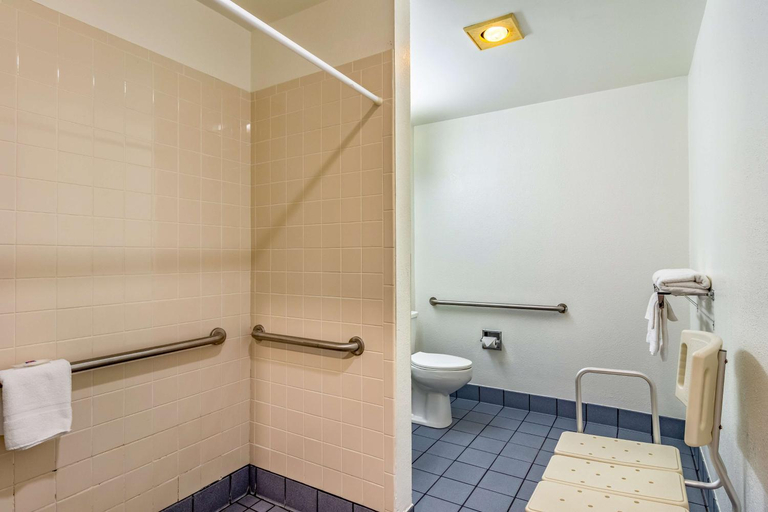 Bathroom 4, Motel 6 Chattanooga, TN - Downtown, Hamilton