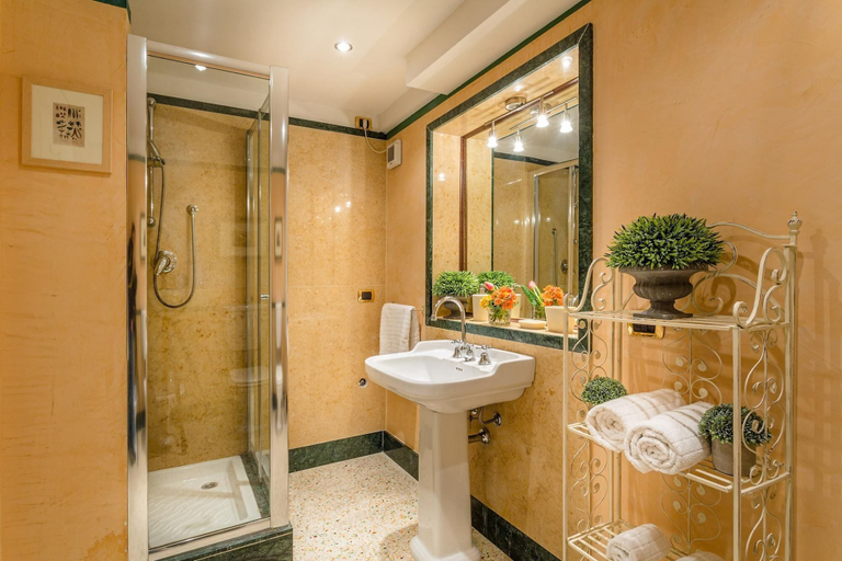 Bathroom 5, The Arnolfini Portrait Apartment, Lucca