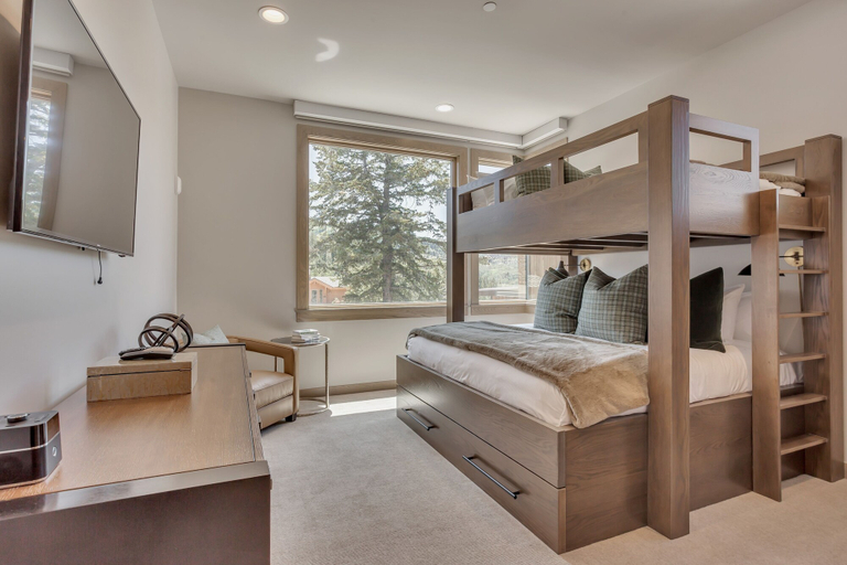 Room 3, Premium Three Bedroom 3 Apartment Hotel by RedAwning, Summit