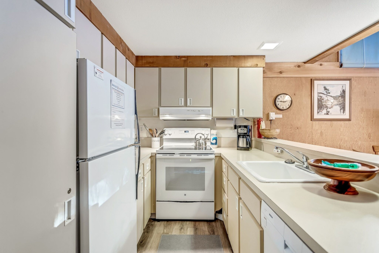 Private kitchen 3, Modern & Sleek Condo - Creekside #110 by Bear Valley Vacation Rentals, Alpine