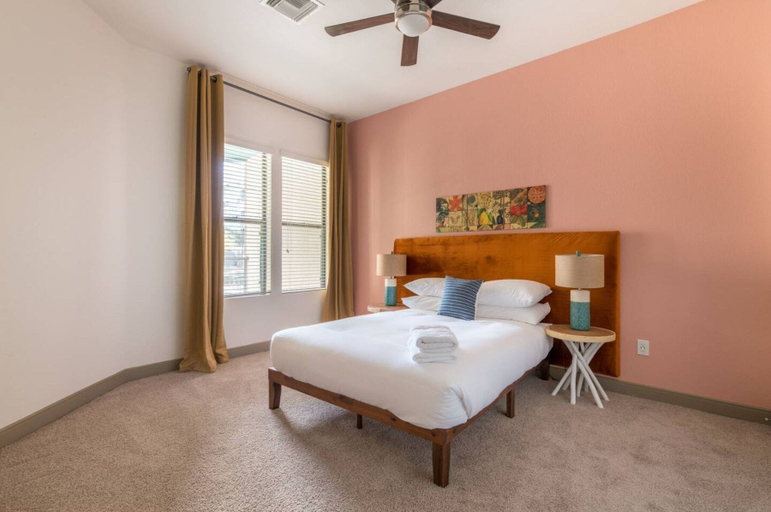 Room 2, Vela Tempe by CozySuites, Maricopa