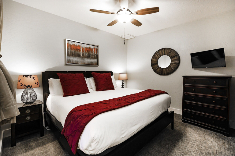 Room 5, Woodside Haus 3 Bedroom Home by RedAwning, Summit