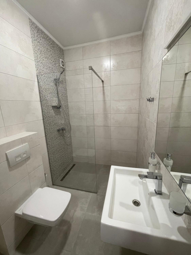 Bathroom 3, Leo Rooms, L'vivs'ka