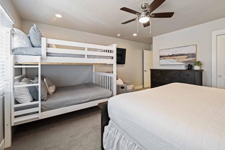 Bedroom 2, Paseos on the Green by RedAwning, Washington