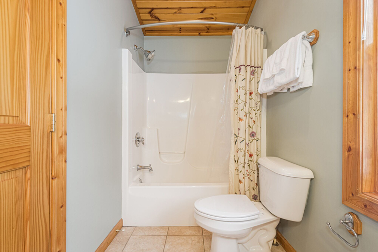 Bathroom 5, No Worries 5 Bedroom House, Garrett
