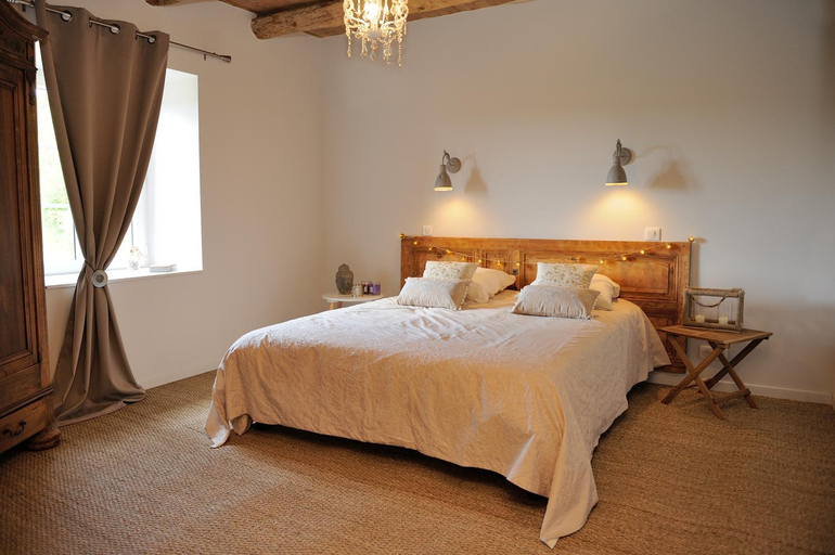 Bedroom 2, Suite romantique privative en pleine nature Au chant de l'eau, Haute-Loire