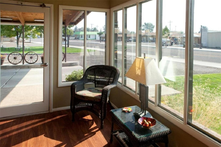Public Area, Oregon Trail Inn, Twin Falls